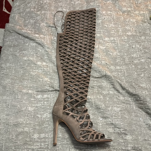 VINCE CAMUTO